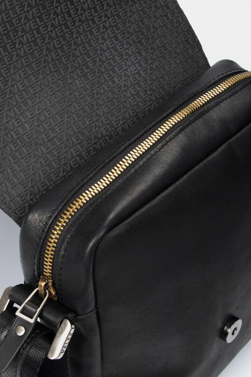 Bolso-manos-libres-de-cuero