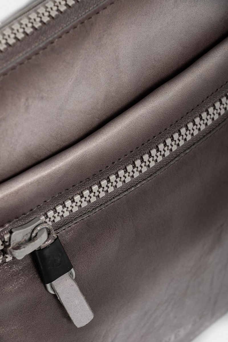 Bolso-manos-libres-de-cuero