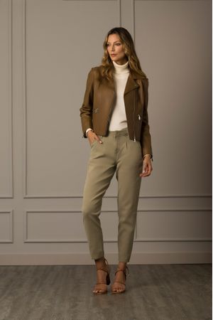 Casaca silueta tipo biker de cuero para mujer cremalleras