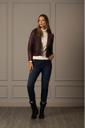 Casaca biker azalea de cuero para mujer capucha