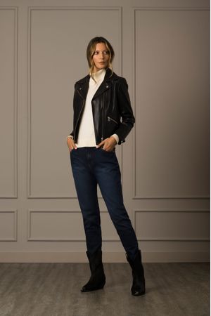 Casaca island de cuero para mujer silueta biker