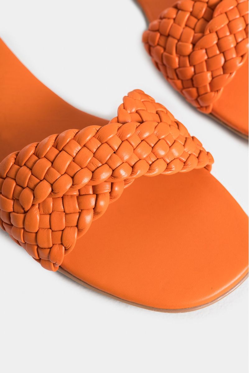 Sandalias-planas-de-cuero