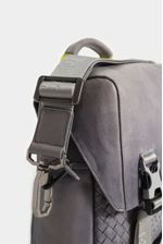 Bolso-manos-libres-de-cuero