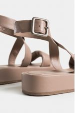 Sandalias-plataforma-de-cuero