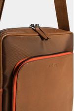 Bolso-manos-libres-de-cuero