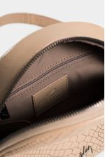 Bolso-manos-libres-de-cuero