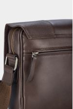 Bolso-manos-libres-de-cuero