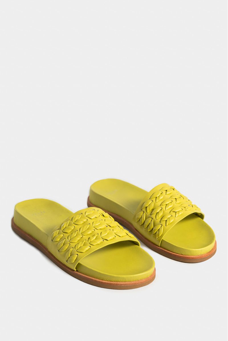 Sandalias-planas-de-cuero