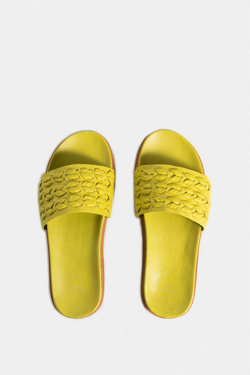 Sandalias-planas-de-cuero